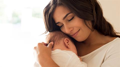 Γέννησε το παιδί του άντρα της 15 μήνες μετά τον θάνατό του